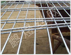 焊接網(wǎng)片高清圖片展示與安平縣鵬煜金屬絲網(wǎng)制品廠的專(zhuān)業(yè)制造